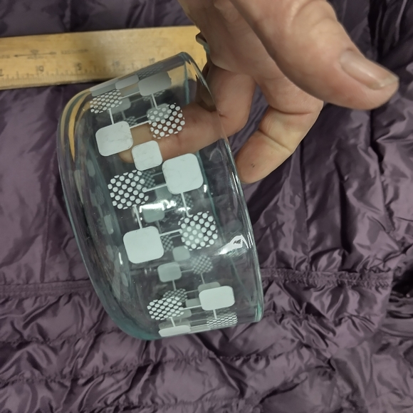 Pyrex 7201 square pattern Bowl - Picture 2 of 9